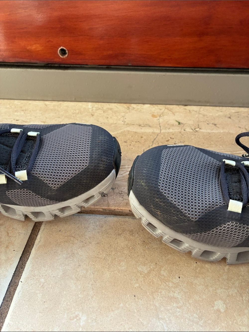 Women’s On Clouds - size 8 - Picture 7 of 9